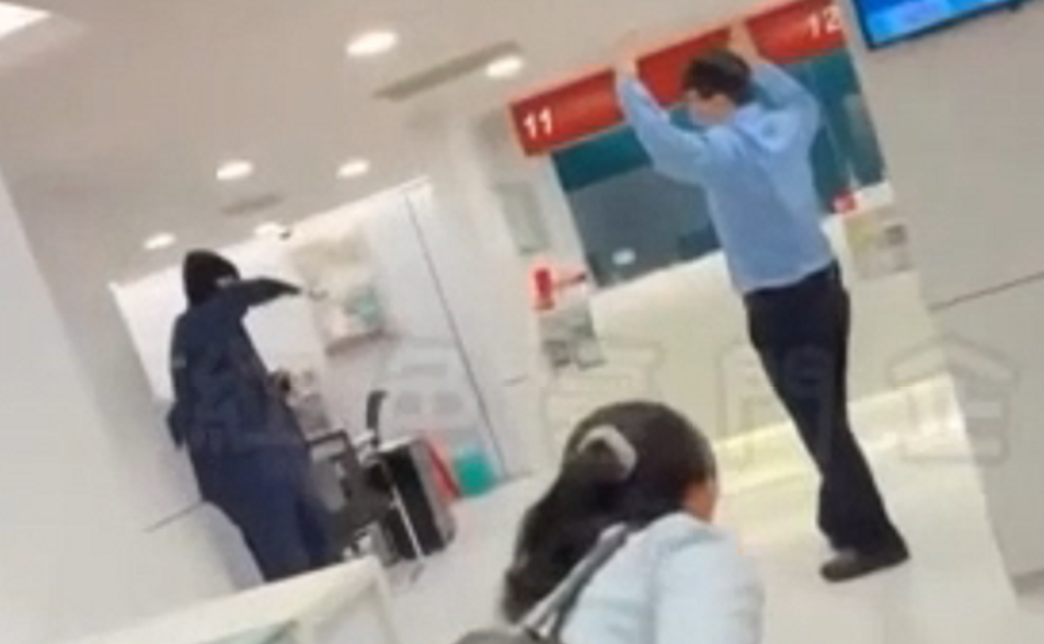 搶中信銀1千萬影片曝！蒙面匪持槍瞄準、保全高舉雙手　眾人「垂降慌逃」