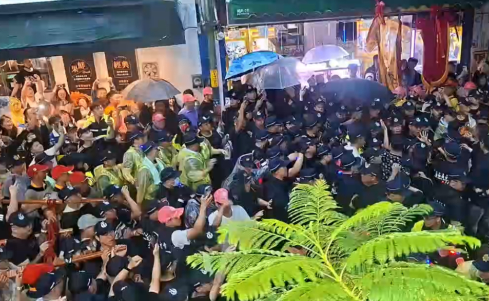 又在彰化爆衝突影片！大甲媽祖遶境驚現黑衣人「搶扶娘傘」喊：打落去