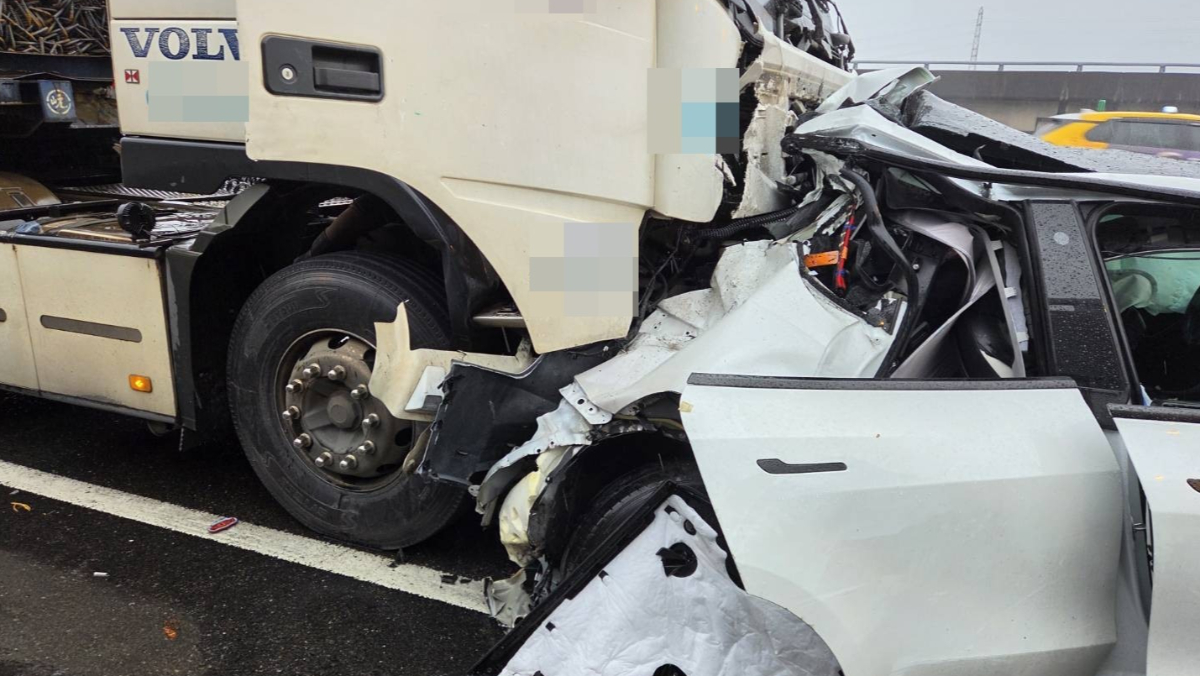 衰！特斯拉國道自撞待援　又遭聯結車猛撞「慘變廢鐵」1人輕傷