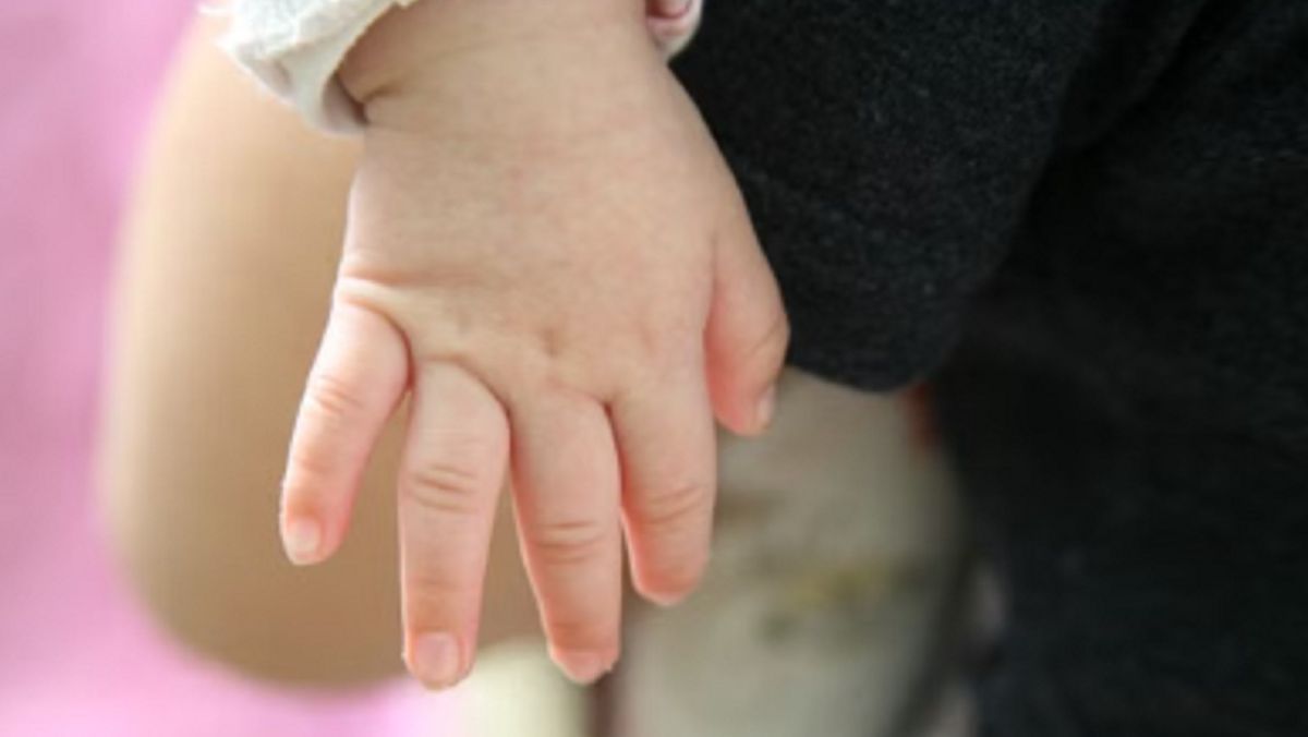 高雄2歲女童瘀青慘死！1歲弟也渾身傷　染毒父母涉虐收押